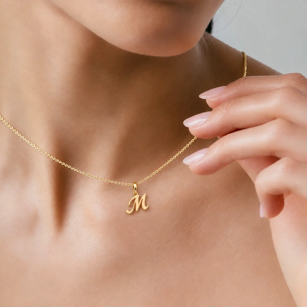 Colar Dourado Delicado com Pingente de Letra Inicial